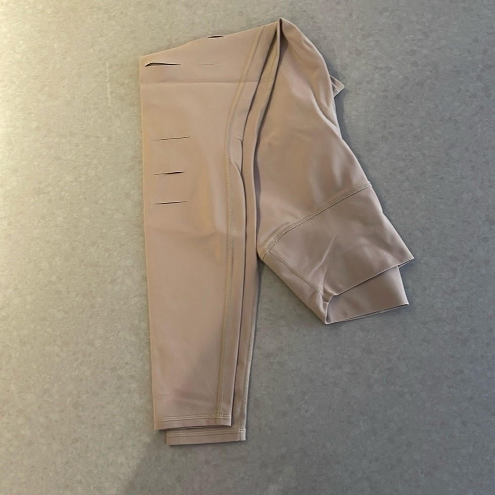 ALO YOGA leggings. SMALL. Never worn. Excellent condition. Beige color.